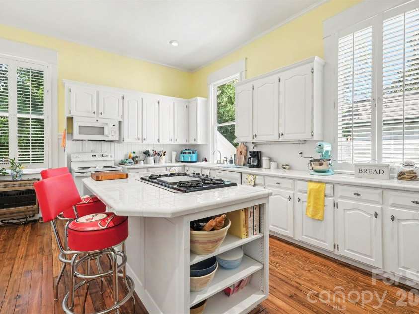 624 Walnut Street, Statesville, NC 28677.  MLS# CAR4396029, YatesRealty ID 52364. 