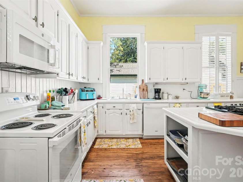 624 Walnut Street, Statesville, NC 28677.  MLS# CAR4396029, YatesRealty ID 52364. 