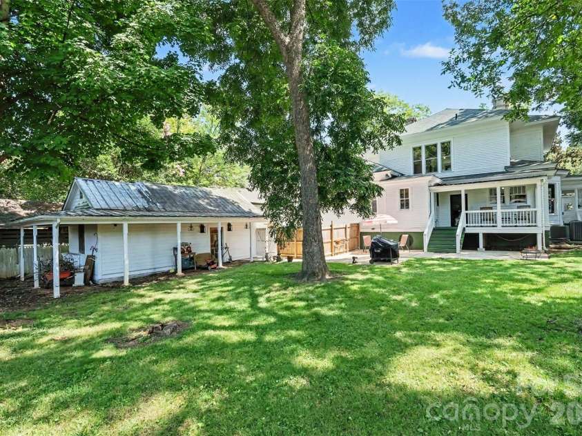 624 Walnut Street, Statesville, NC 28677.  MLS# CAR4396029, YatesRealty ID 52364. 