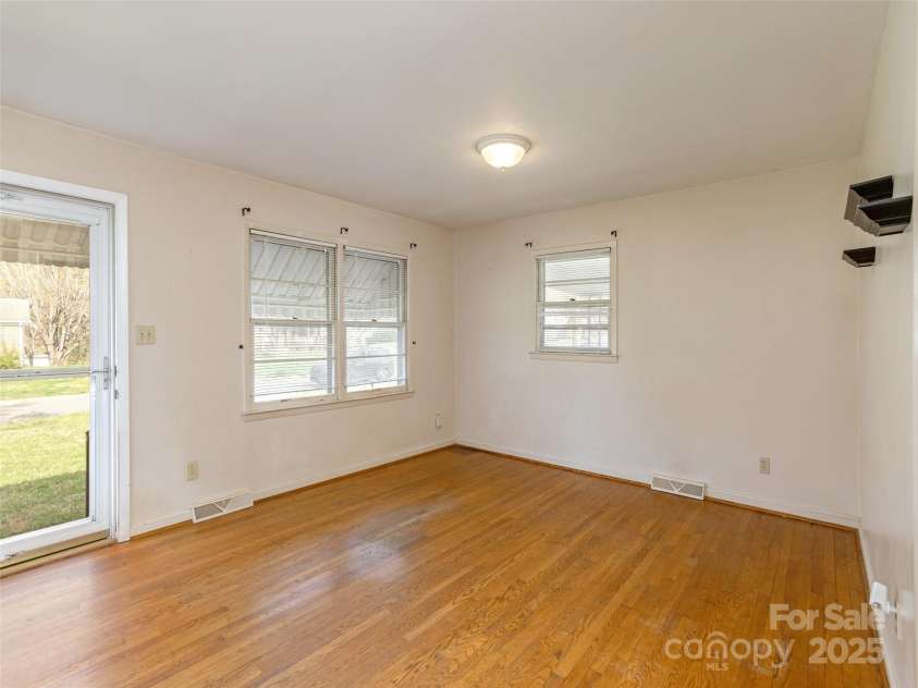 12 Birchwood Lane, Asheville, NC 28805.  MLS# CAR4244142, YatesRealty ID 5237. Another View of the Living Room
