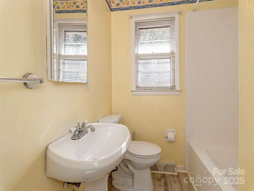 12 Birchwood Lane, Asheville, NC 28805.  MLS# CAR4244142, YatesRealty ID 5237. Hall Bath