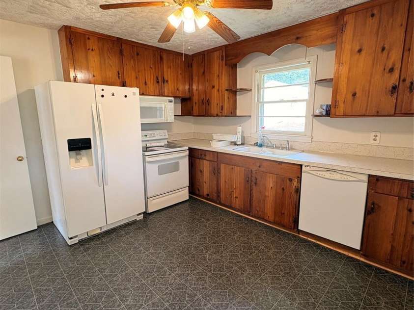 204 Nims Road, Mount Holly, NC 28120.  MLS# CAR4426810, YatesRealty ID 52380. Kitchen