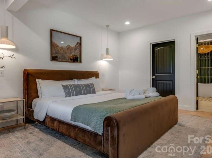 58 Bird Creek Estates Road, Black Mountain, NC 28711.  MLS# CAR4427379, YatesRealty ID 52383. Lower Level Main Bedroom Suite
