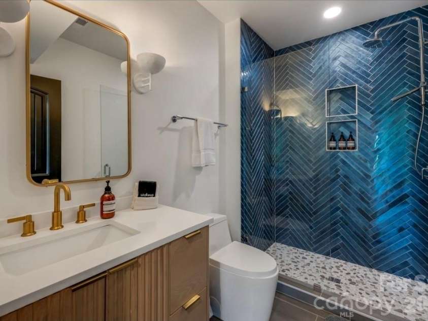58 Bird Creek Estates Road, Black Mountain, NC 28711.  MLS# CAR4427379, YatesRealty ID 52383. Lower Level Shared Full Bathroom