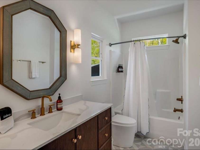 58 Bird Creek Estates Road, Black Mountain, NC 28711.  MLS# CAR4427379, YatesRealty ID 52383. Main Level Bedroom 2 Shared Full Bath