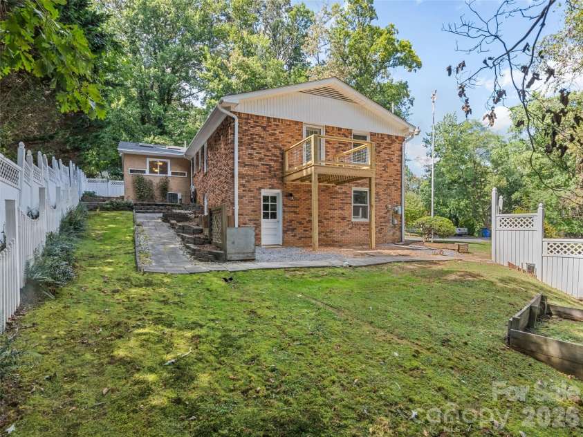 11 Crestwood Lane, Candler, NC 28715.  MLS# CAR4427440, YatesRealty ID 52386. 