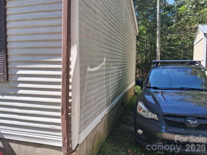 1215 Peak Place, Lenoir, NC 28645.  MLS# CAR4427420, YatesRealty ID 52391. 