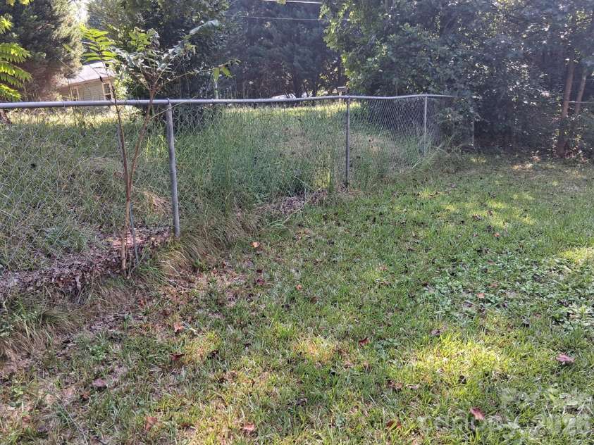 1215 Peak Place, Lenoir, NC 28645.  MLS# CAR4427420, YatesRealty ID 52391. 