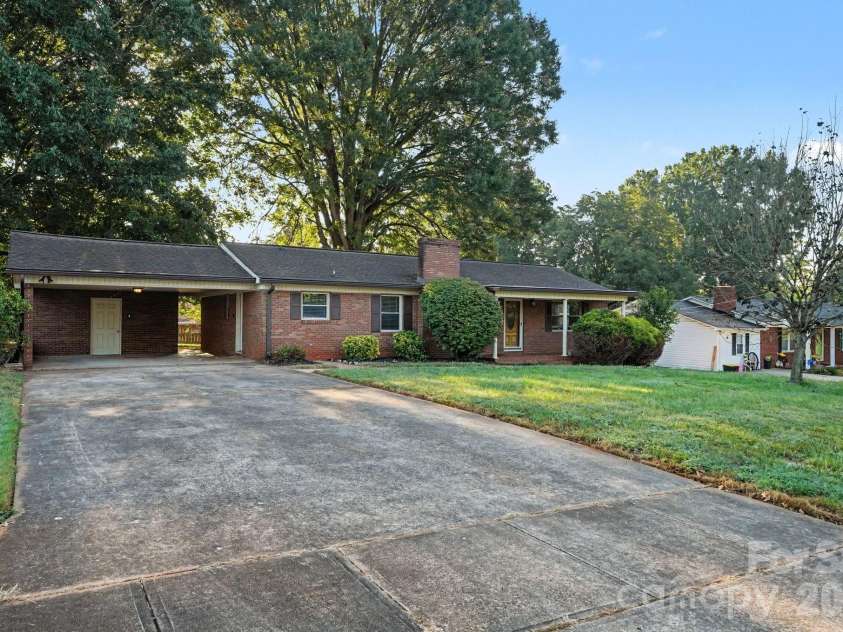 1204 Fulton Drive, Statesville, NC 28677.  MLS# CAR4426164, YatesRealty ID 52392. 