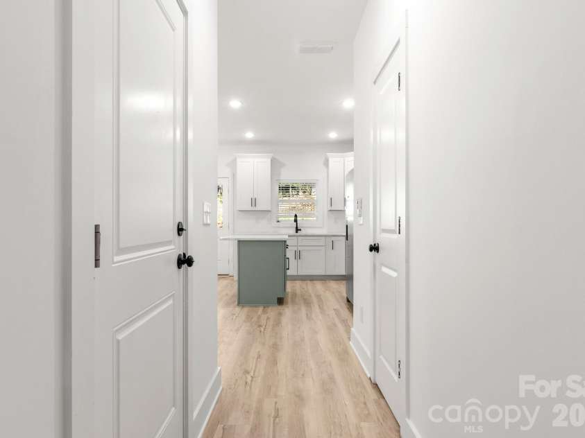 516 Carolyn Lane, Charlotte, NC 28213.  MLS# CAR4422620, YatesRealty ID 52403. 
