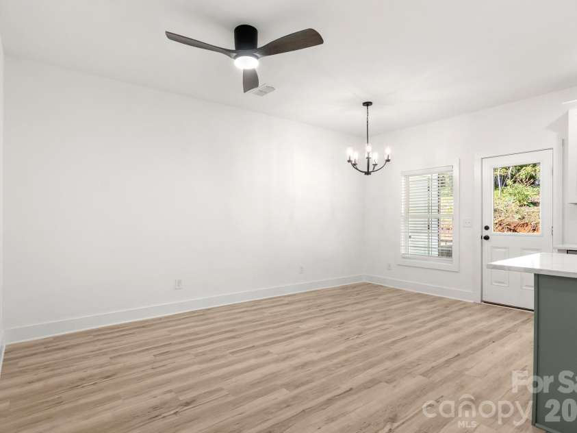 516 Carolyn Lane, Charlotte, NC 28213.  MLS# CAR4422620, YatesRealty ID 52403. 