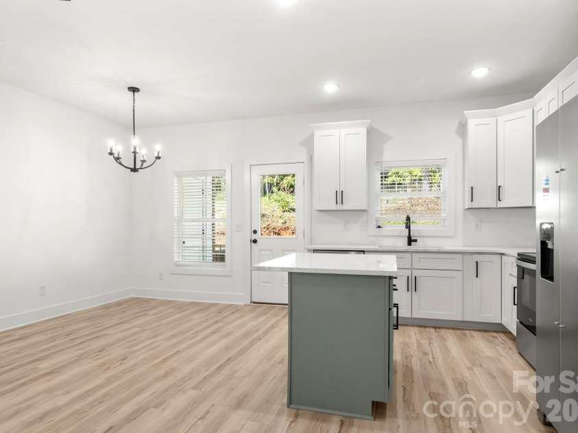 516 Carolyn Lane, Charlotte, NC 28213.  MLS# CAR4422620, YatesRealty ID 52403. 