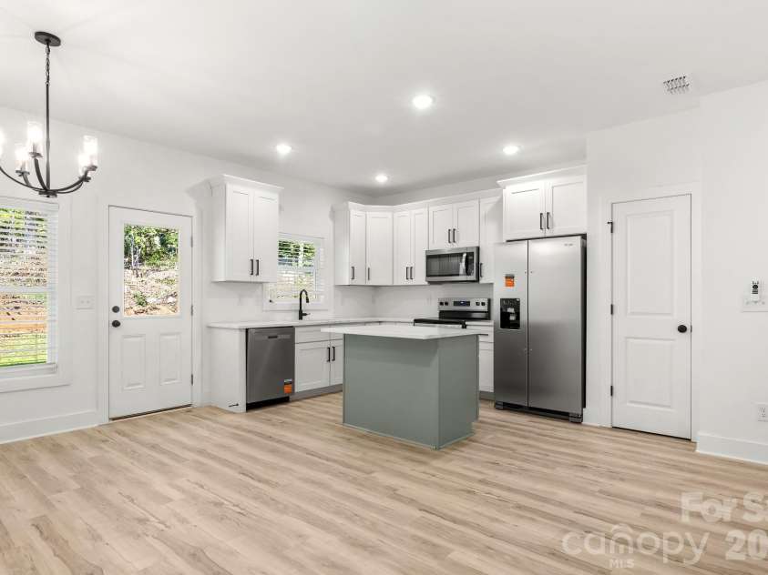 516 Carolyn Lane, Charlotte, NC 28213.  MLS# CAR4422620, YatesRealty ID 52403. 