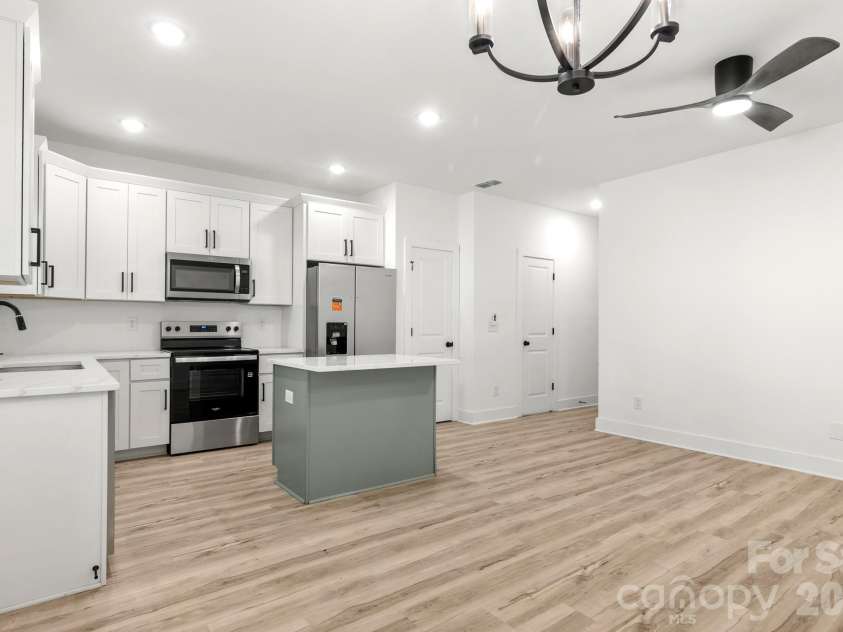 516 Carolyn Lane, Charlotte, NC 28213.  MLS# CAR4422620, YatesRealty ID 52403. 