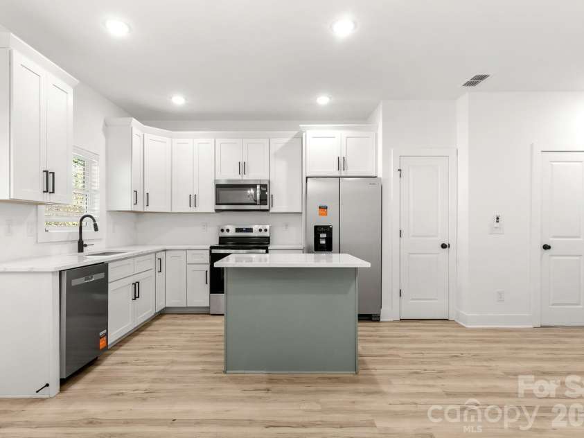 516 Carolyn Lane, Charlotte, NC 28213.  MLS# CAR4422620, YatesRealty ID 52403. 