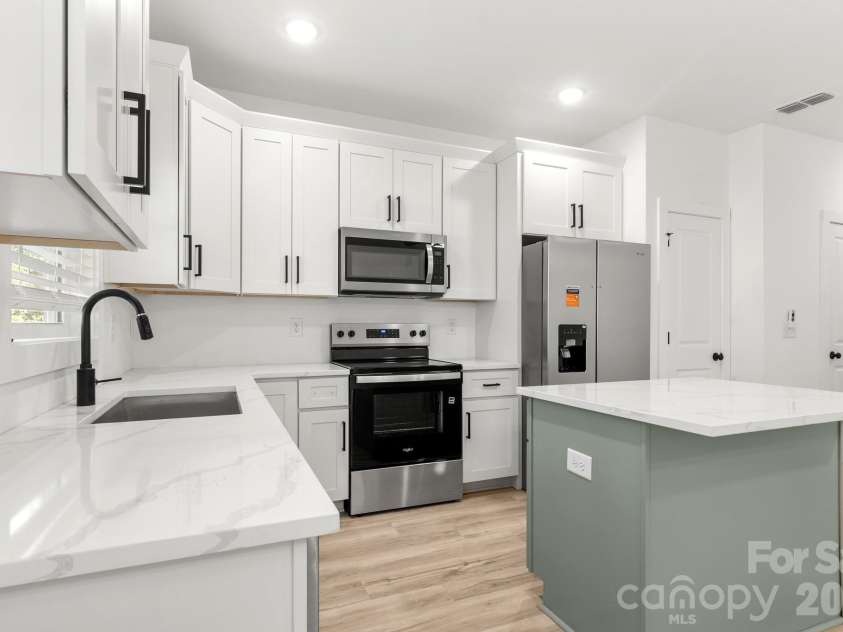 516 Carolyn Lane, Charlotte, NC 28213.  MLS# CAR4422620, YatesRealty ID 52403. 