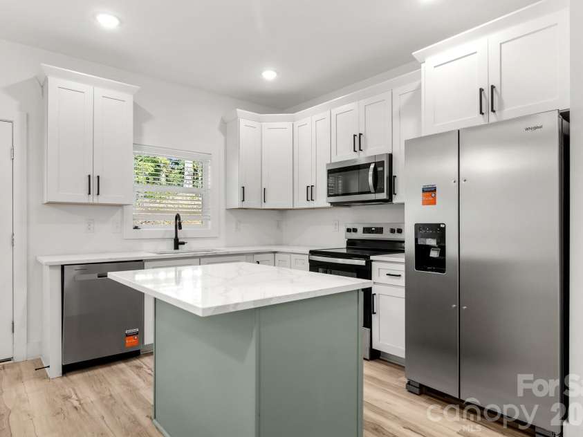 516 Carolyn Lane, Charlotte, NC 28213.  MLS# CAR4422620, YatesRealty ID 52403. 