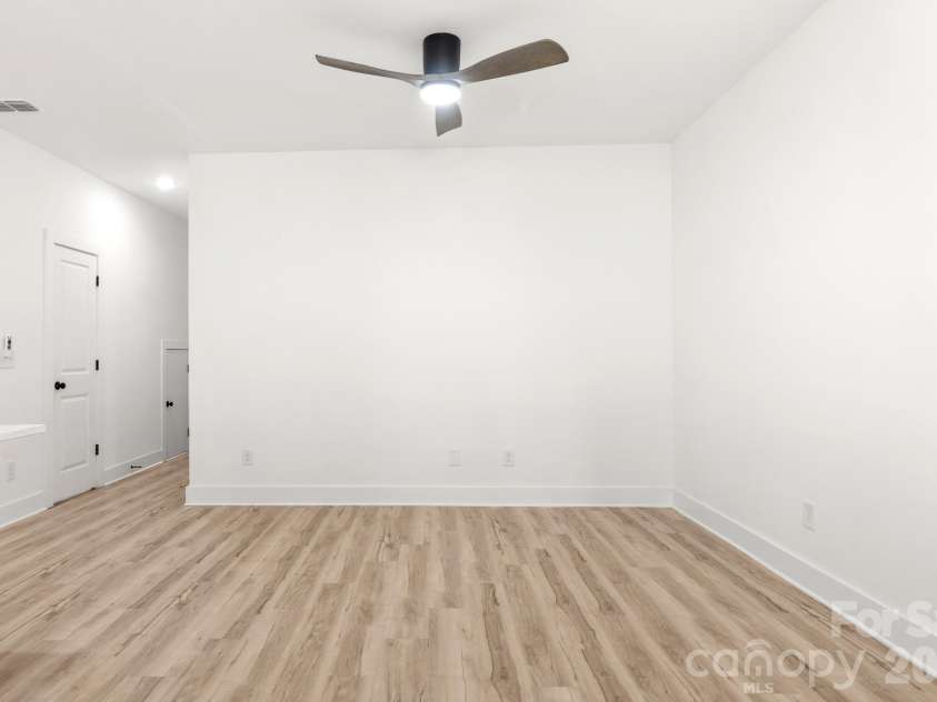 516 Carolyn Lane, Charlotte, NC 28213.  MLS# CAR4422620, YatesRealty ID 52403. 