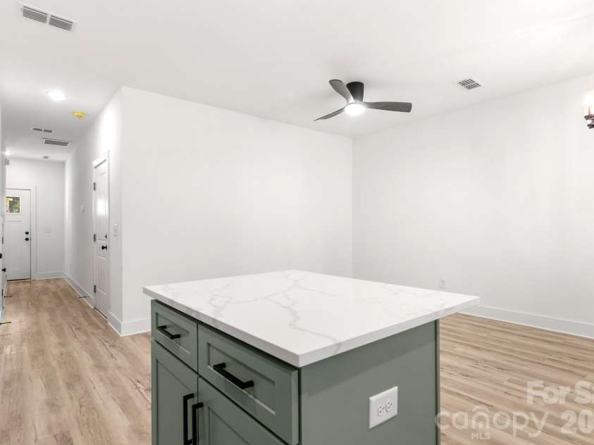 516 Carolyn Lane, Charlotte, NC 28213.  MLS# CAR4422620, YatesRealty ID 52403. 