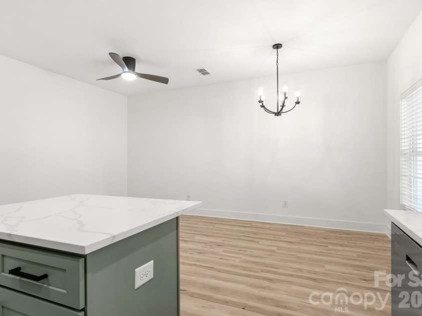 516 Carolyn Lane, Charlotte, NC 28213.  MLS# CAR4422620, YatesRealty ID 52403. 