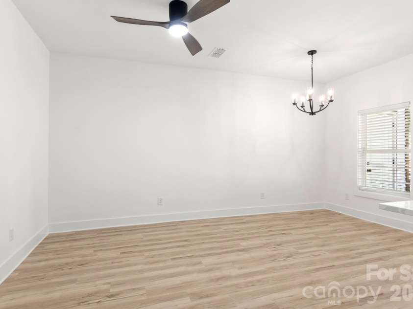 516 Carolyn Lane, Charlotte, NC 28213.  MLS# CAR4422620, YatesRealty ID 52403. 