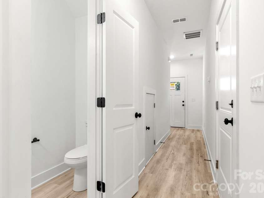 516 Carolyn Lane, Charlotte, NC 28213.  MLS# CAR4422620, YatesRealty ID 52403. 
