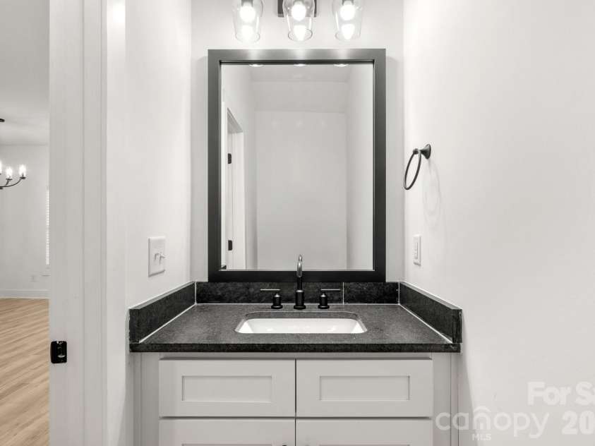 516 Carolyn Lane, Charlotte, NC 28213.  MLS# CAR4422620, YatesRealty ID 52403. 