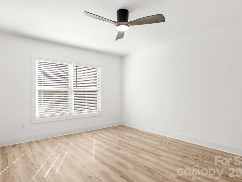 516 Carolyn Lane, Charlotte, NC 28213.  MLS# CAR4422620, YatesRealty ID 52403. 