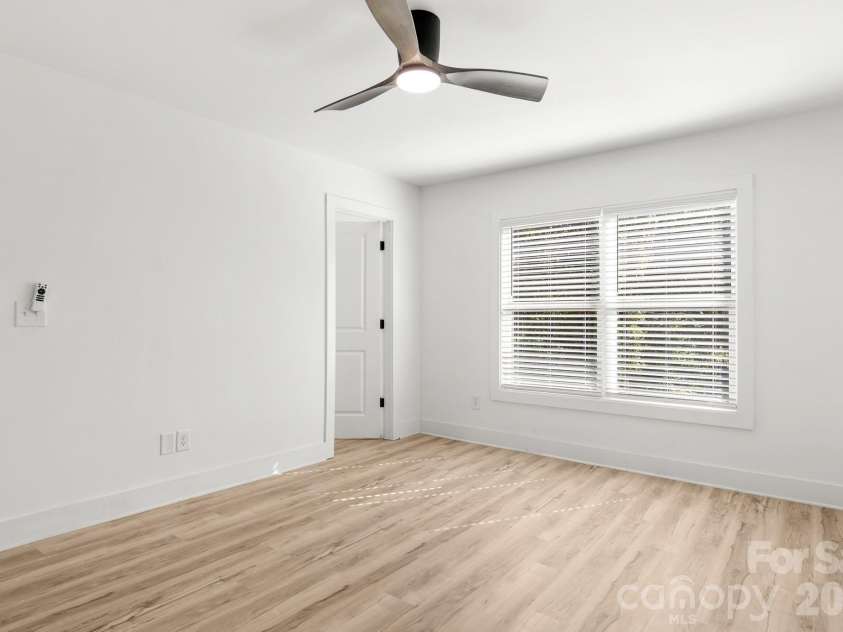 516 Carolyn Lane, Charlotte, NC 28213.  MLS# CAR4422620, YatesRealty ID 52403. 
