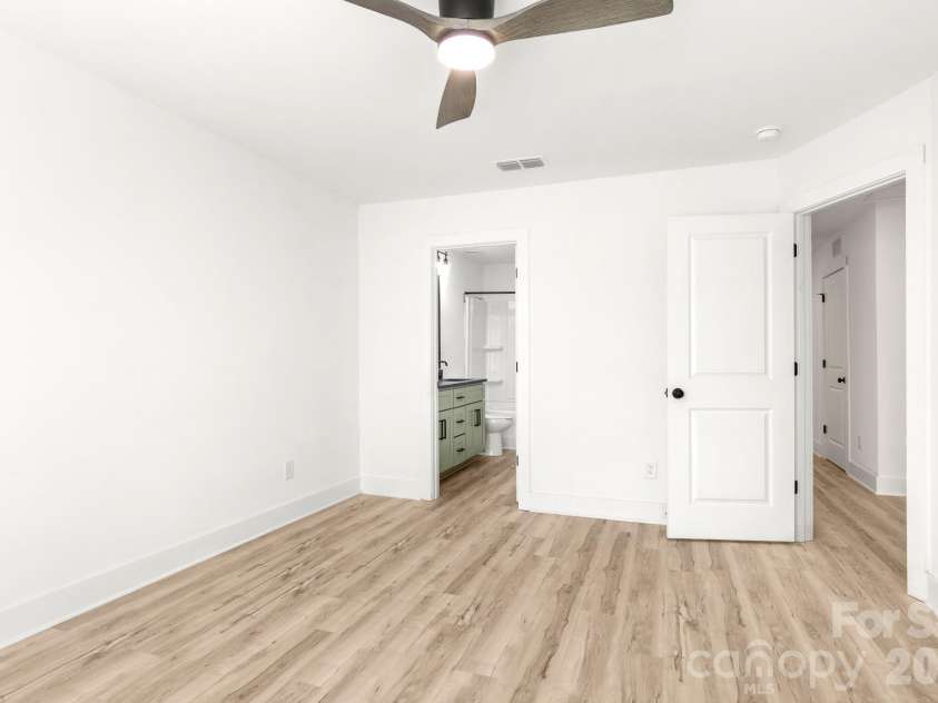 516 Carolyn Lane, Charlotte, NC 28213.  MLS# CAR4422620, YatesRealty ID 52403. 