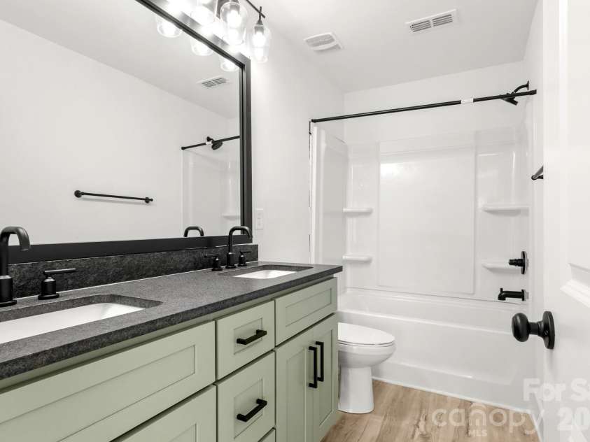 516 Carolyn Lane, Charlotte, NC 28213.  MLS# CAR4422620, YatesRealty ID 52403. 