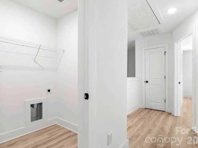 516 Carolyn Lane, Charlotte, NC 28213.  MLS# CAR4422620, YatesRealty ID 52403. 