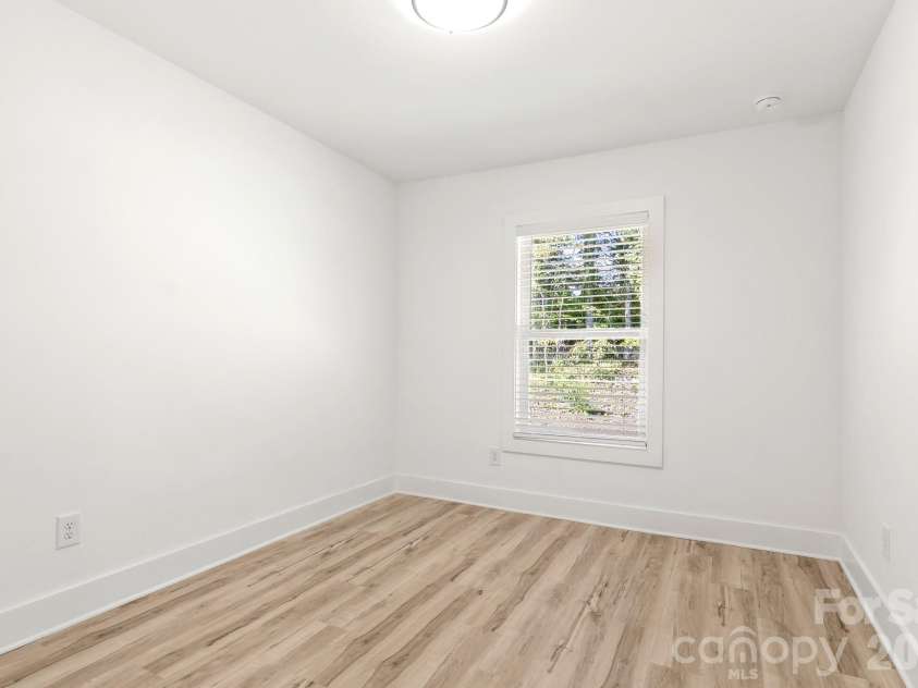 516 Carolyn Lane, Charlotte, NC 28213.  MLS# CAR4422620, YatesRealty ID 52403. 
