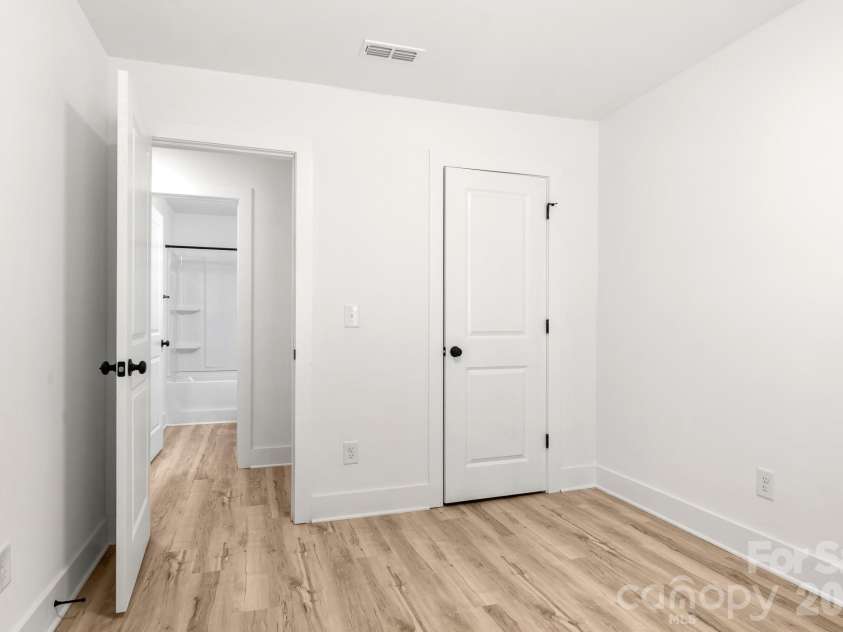 516 Carolyn Lane, Charlotte, NC 28213.  MLS# CAR4422620, YatesRealty ID 52403. 