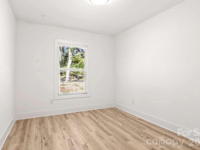 516 Carolyn Lane, Charlotte, NC 28213.  MLS# CAR4422620, YatesRealty ID 52403. 