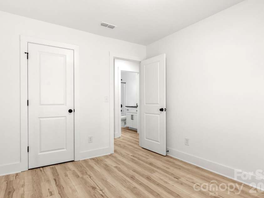 516 Carolyn Lane, Charlotte, NC 28213.  MLS# CAR4422620, YatesRealty ID 52403. 