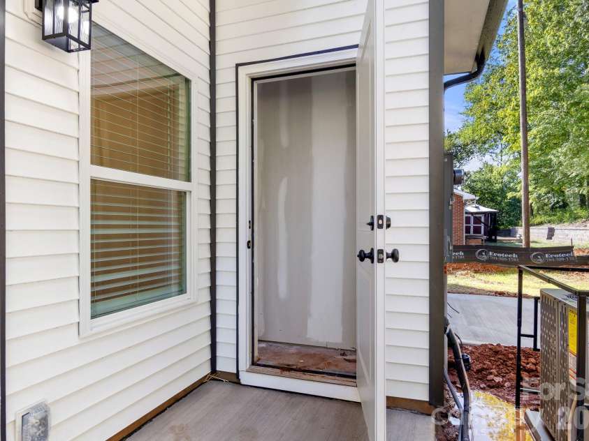 516 Carolyn Lane, Charlotte, NC 28213.  MLS# CAR4422620, YatesRealty ID 52403. 