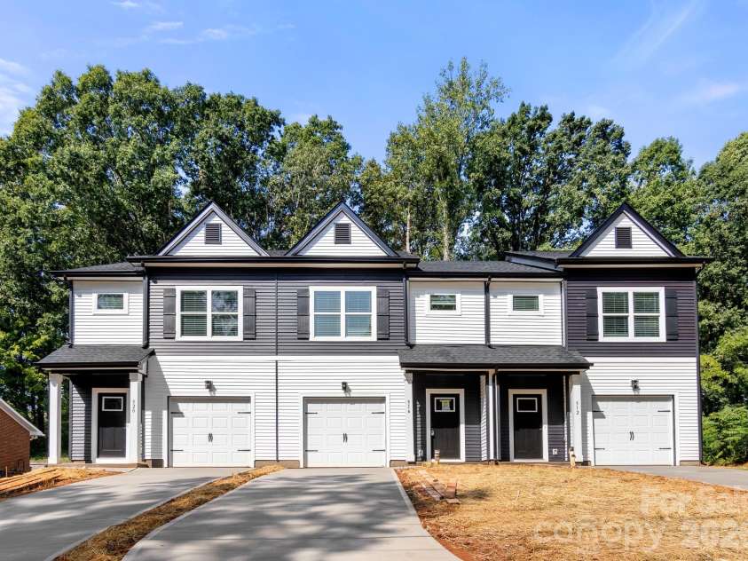 516 Carolyn Lane, Charlotte, NC 28213.  MLS# CAR4422620, YatesRealty ID 52403. 