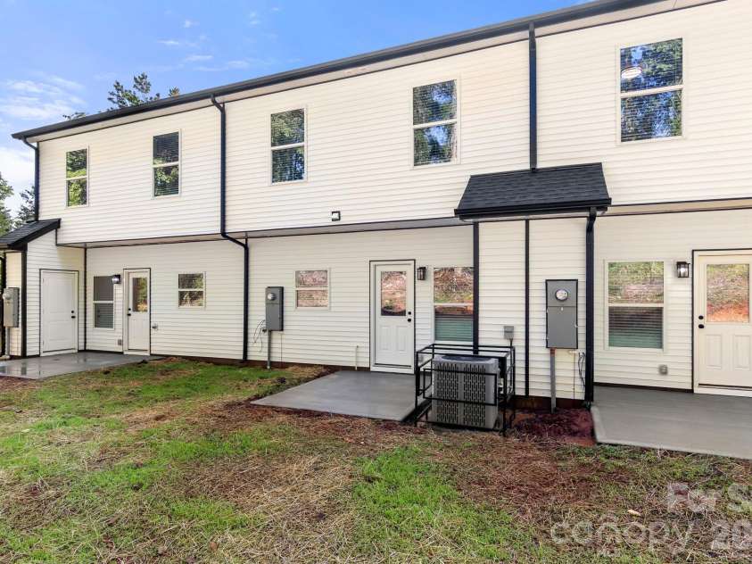 516 Carolyn Lane, Charlotte, NC 28213.  MLS# CAR4422620, YatesRealty ID 52403. 