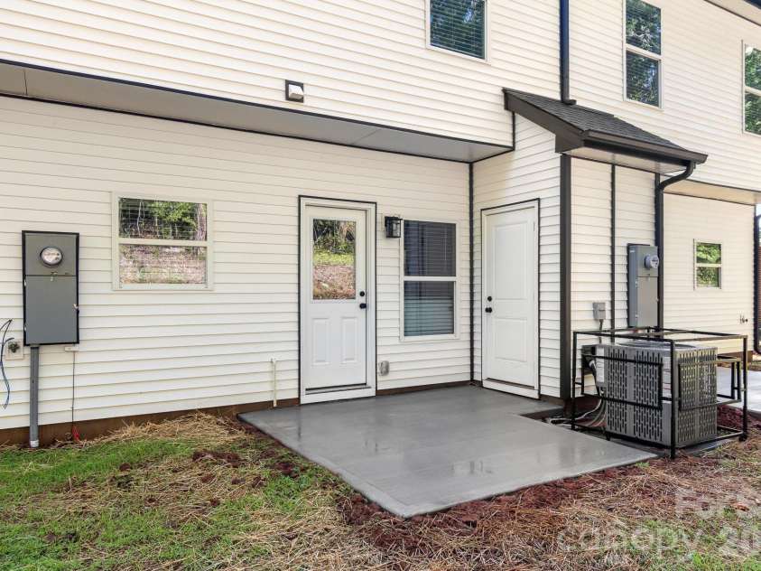 516 Carolyn Lane, Charlotte, NC 28213.  MLS# CAR4422620, YatesRealty ID 52403. 