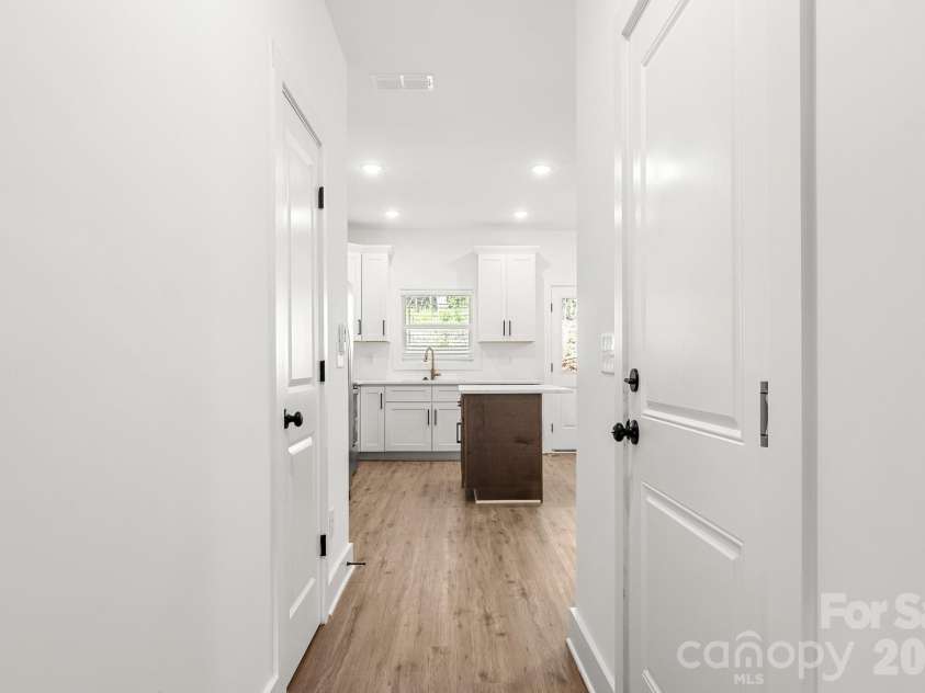512 Carolyn Lane, Charlotte, NC 28213.  MLS# CAR4422658, YatesRealty ID 52405. 