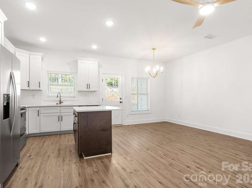 512 Carolyn Lane, Charlotte, NC 28213.  MLS# CAR4422658, YatesRealty ID 52405. 