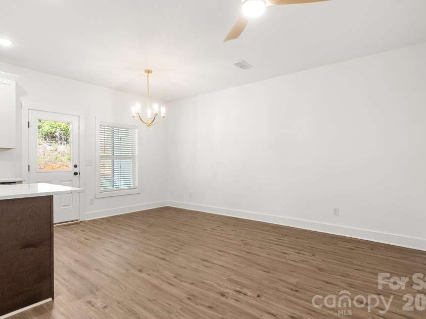 512 Carolyn Lane, Charlotte, NC 28213.  MLS# CAR4422658, YatesRealty ID 52405. 