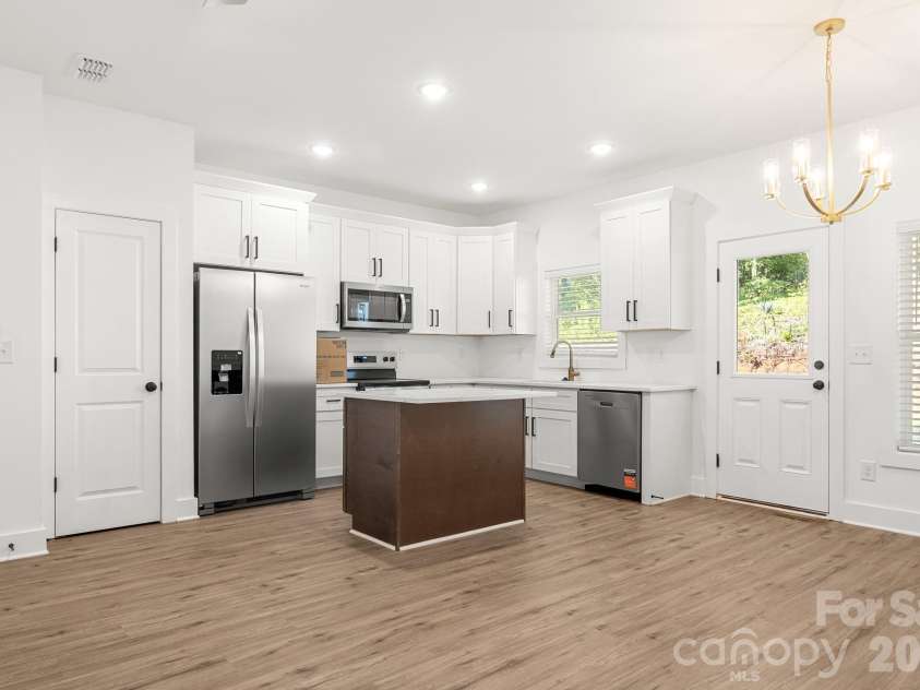 512 Carolyn Lane, Charlotte, NC 28213.  MLS# CAR4422658, YatesRealty ID 52405. 