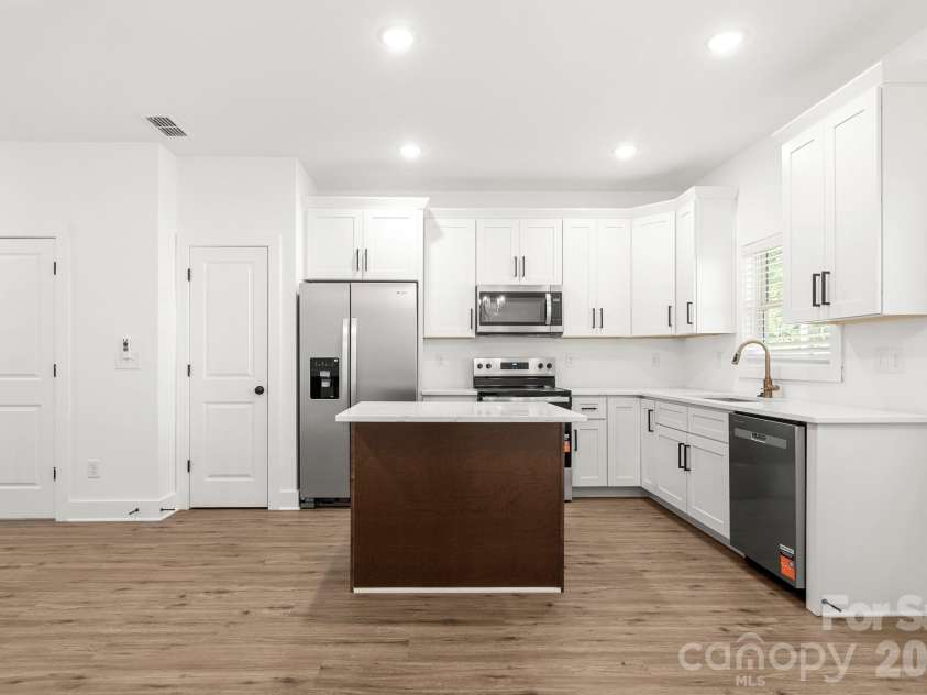 512 Carolyn Lane, Charlotte, NC 28213.  MLS# CAR4422658, YatesRealty ID 52405. 