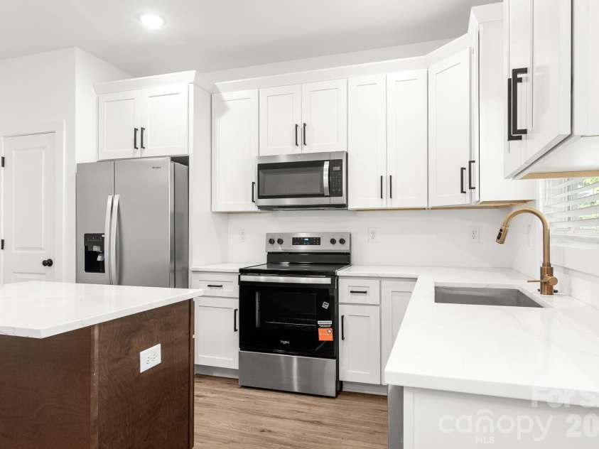 512 Carolyn Lane, Charlotte, NC 28213.  MLS# CAR4422658, YatesRealty ID 52405. 
