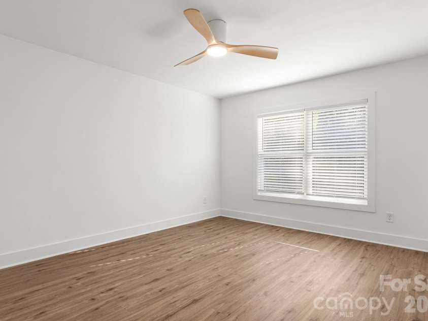 512 Carolyn Lane, Charlotte, NC 28213.  MLS# CAR4422658, YatesRealty ID 52405. 