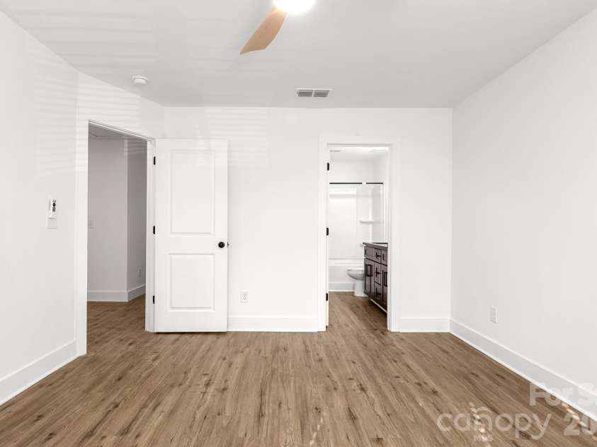 512 Carolyn Lane, Charlotte, NC 28213.  MLS# CAR4422658, YatesRealty ID 52405. 