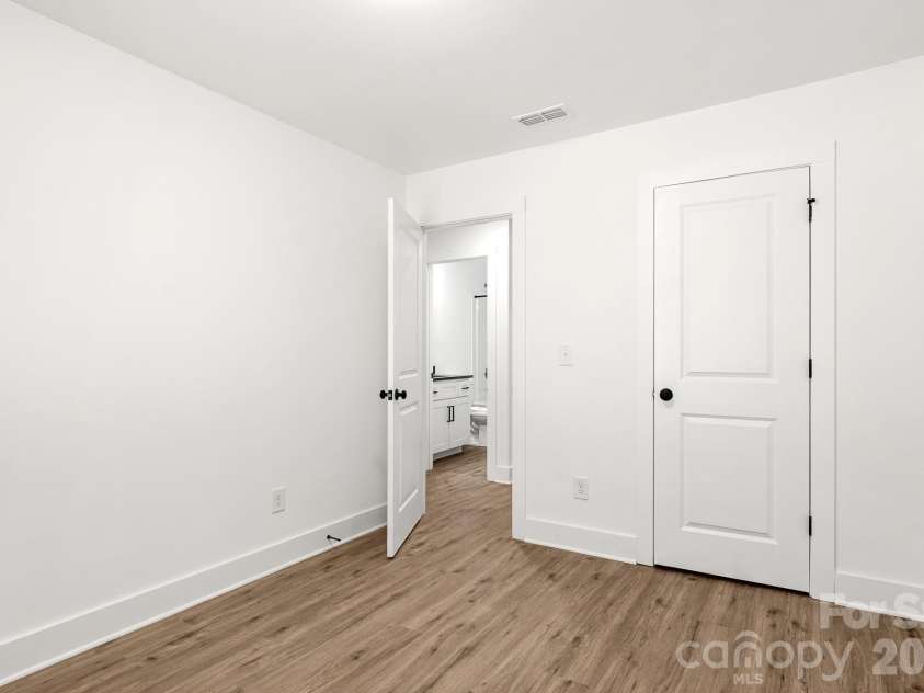 512 Carolyn Lane, Charlotte, NC 28213.  MLS# CAR4422658, YatesRealty ID 52405. 