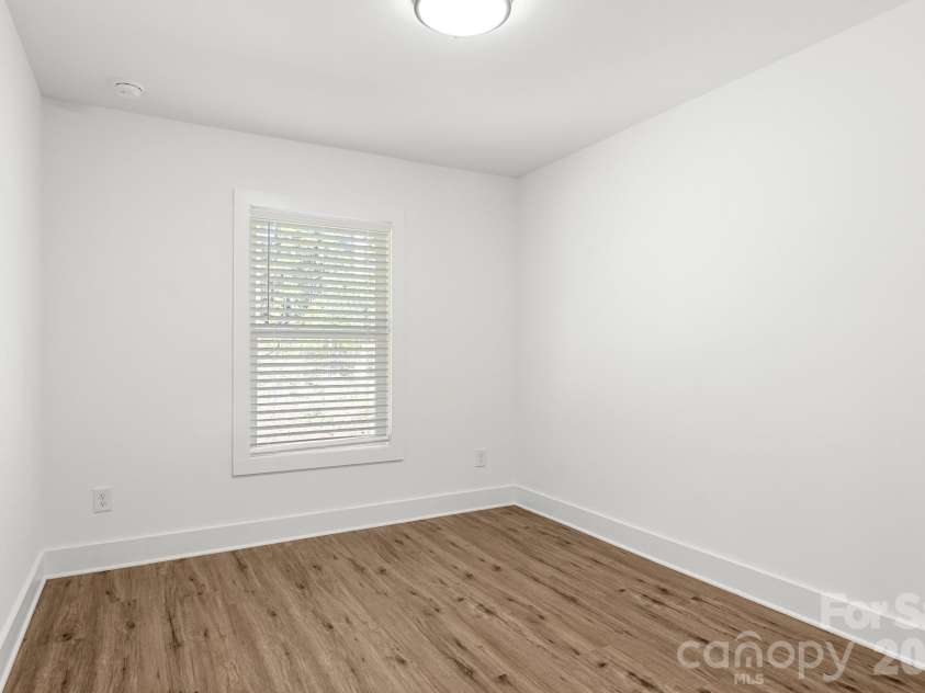 512 Carolyn Lane, Charlotte, NC 28213.  MLS# CAR4422658, YatesRealty ID 52405. 